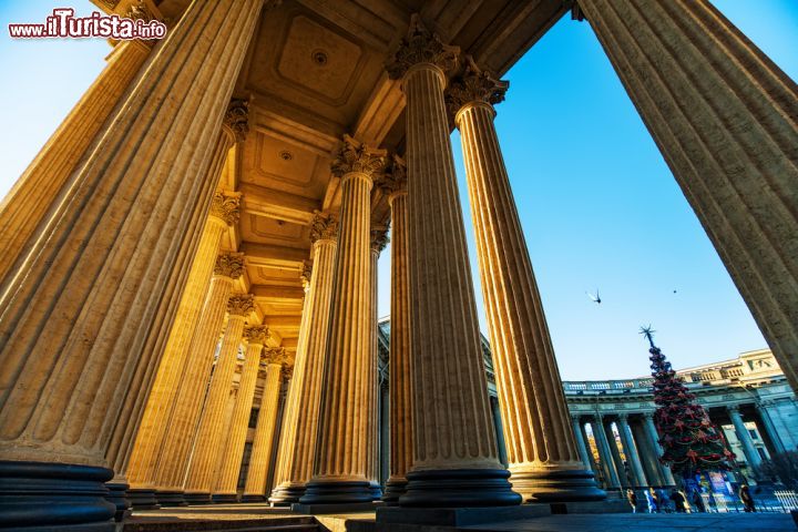 Immagine Passeggiando dentro al colonnato della Cattedrale di Kazan a San Pietroburgo. Sono evidenti le somiglianze con il colonnato di San pietro a Roma, il capolovoro del Bernini