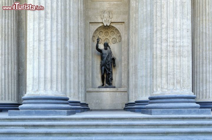 Immagine Statua di San Giovanni Battista lungop il portico della Cattedrale di Kazan a San Pietroburgo, Russia