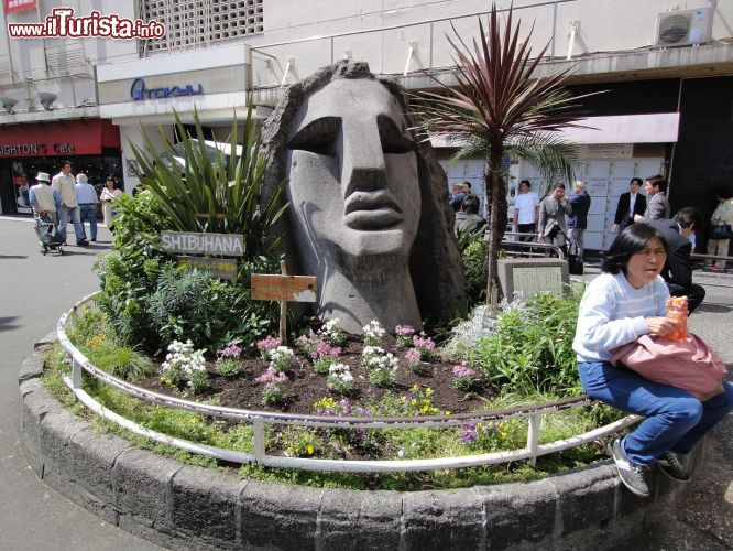 Immagine La statua Moyai installata nel quartiere di Shibuya a Tokyo. Si trova appena a sud della stazione, e fu donata alla municipalità nel 1980 dall'isola di Niijima - © Dick Thomas Johnson / Creative Commons 2.0