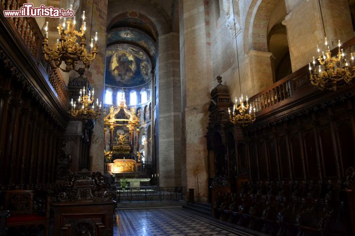 Immagine Il coro, l'altare e il baldacchino dove si trovano le reliquie di Saturninus all'interno della Basilica di Saint-Sernin a Tolosa, in Francia.