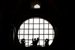 Il particolare in controluce della finestra che illumina la navata principale della Basilica di Saint-Sernin di Tolosa (Francia).
