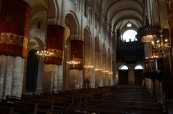 La navata principale della Basilica di Saint-Sernin di Tolosa (Francia) ha un'altezza che supera i 21 metri.
