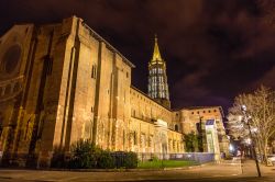 Una veduta notturna della Basilica di Saint-Sernin nel centro storico della città di Tolosa (Toulouse), in Francia 
