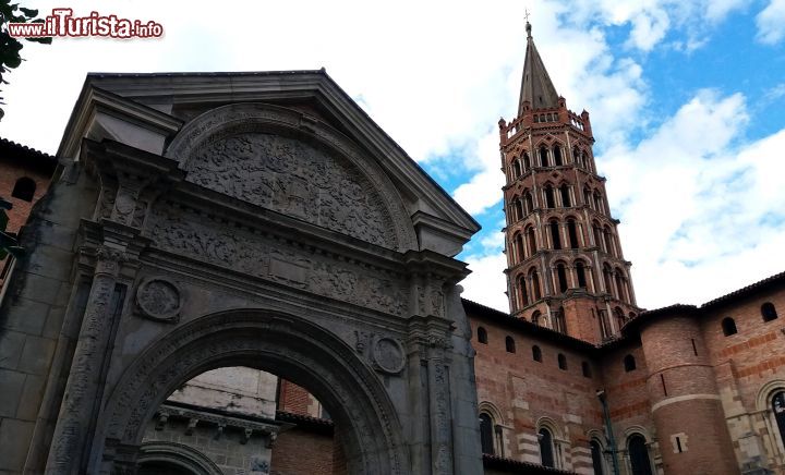 Immagine Uno dei portali d'ingresso alla Basilica di Saint-Sernin di Tolosa, in Francia. siamo nel centro storico della città, proprio di fronte alla rue du Taur che conduce alla Place du Capitole.