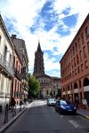 L'inconfondibile sagoma del campanile a base ottagonale della Basilica di Saint-Sernin di Tolosa (Toulouse), in Francia.
