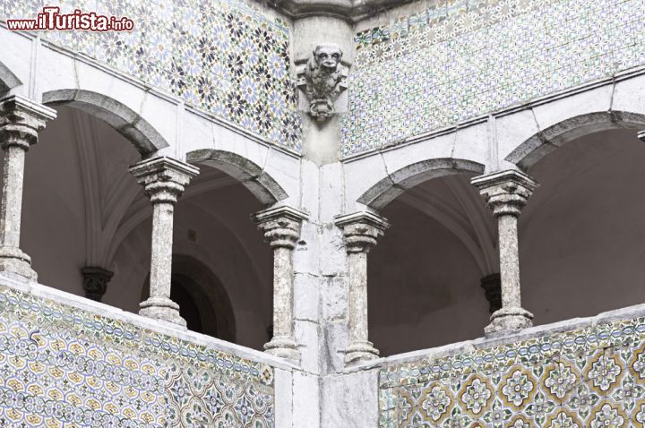 Immagine Interno del castello di Sintra, Portogallo. Un dettaglio di statue, colonne e maioliche utilizzate per impreziosire questo monumento patrimonio dell'umanità