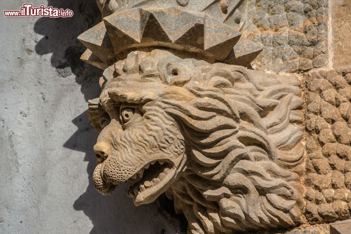 Immagine La suggestiva testa di un leone decora la facciata del Palacio Nacional da Pena a Sintra, Portogallo. Questo castello è stato inserito nell'elenco delle 7 meraviglie del paese assieme, fra l'altro, al castello di Obidos a Leira, al monastero di Batalha e alla torre di Belem