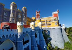 Una bella fotografia del Pena National Palace a Sintra, Portogallo. Dal gotico al rococò, dal barocco all'ispirazione araba: per molti aspetti questo suggestivo castello di Sintra ...