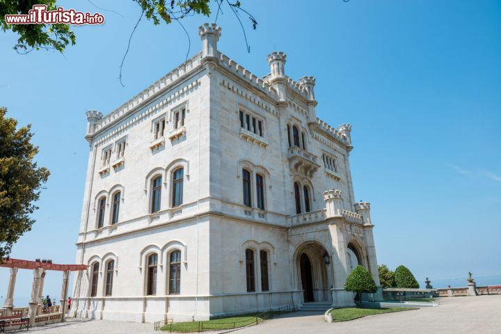 Immagine L'ingresso del Castello di Miramare, il suntuoso palazzo di tre piani di Trieste, una delle attrazioni pi+ importanti del Friuli Venezia Giulia  - © Lisi4ka / Shutterstock.com