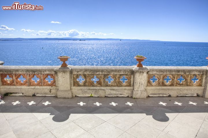 Immagine La terrazza panoramica del Castello di Miramare a Trieste, con splendida vista del Golfo fino alla penisla dell'istria, in Slovenia