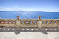 La terrazza panoramica del Castello di Miramare ...