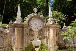 Una fontana monumentale nei giardini di Palacio de Regaleira a Sintra, Portogallo