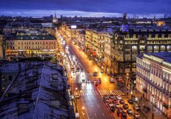 Fotografia dall'alto del viale principale di San Pietroburgo: la Prospettiva Nevskij - © Sergey_Bogomyako / Shutterstock.com 
