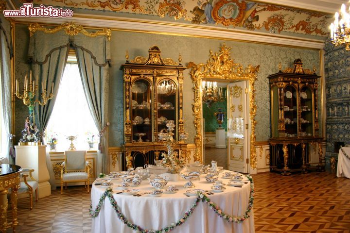 Immagine Il Grande Salotto Blu di Peterhof, San Pietroburgo, Russia. Di particolare prestigio le decorazioni pittoriche e gli intarsi rivestiti d'oro che abbelliscono la porta d'ingresso alla sala - © Tereshenok Olga / Shutterstock.com