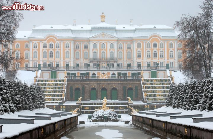 Immagine Panorama invernale della Grande Cascata con il Gran Palazzo sullo sfondo a Peterhof, San Pietroburgo, Russia - © Telia / Shutterstock.com