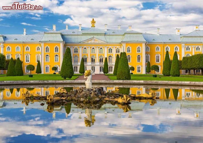 Immagine Un bel panorama di Peterhof, San Pietroburgo, Russia. Spesso indicata come la Versailles russa, la reggia di Peterhof è, assieme ai giardini, una delle attrazioni turistiche più celebri e popolari della città