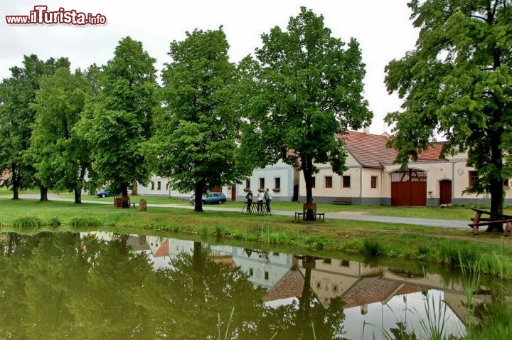 Le_fattorie_di holasovice_si_riflettono_acqua