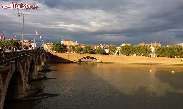 Immagine Un'immagine della Garonna che scorre sotto le sette arcate del Pont Neuf, il ponte simbolo della città di Tolosa, nel sud della Francia.