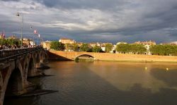 Un'immagine della Garonna che scorre sotto le sette arcate del Pont Neuf, il ponte simbolo della città di Tolosa, nel sud della Francia.