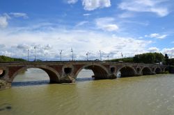 Il Pont Neuf di Tolosa (Francia), costruito nel XVI secolo, ha dovuto resistere negli anni alla forza dell'acqua della Garonna durante le piene. La più grande avvenne nel 1875, ma ...
