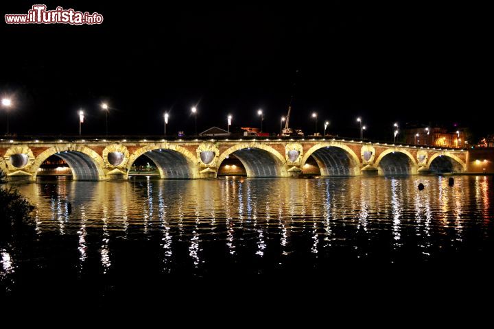 Immagine Tolosa, Francia: una foto notturna con il Pont Neuf illuminato che si riflette nelle acque della Garonna. Il fiume nasce sui Pirenei spagnoli e sfocia nell'Atlantico a nord di Bordeaux.