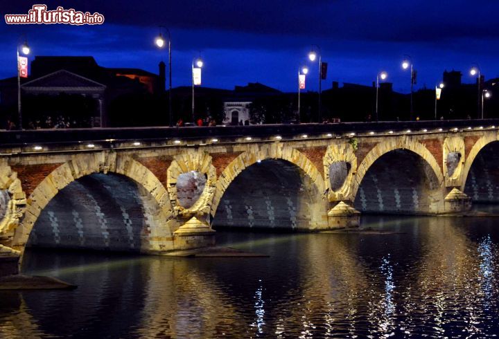 Immagine Un'immagine serale del Pont Neuf di Tolosa (Toulouse) illuminato. Il ponte unisce  Rue de Metz, sulla sponda destra, con Rue de la République, sulla riva sinistra della Garonna.