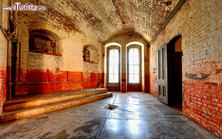 Immagine Interno della struttura di Fort Point, che si trova a ridosso del Glden gAte bridge nel Presidio di San Francisco