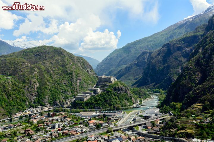 Immagine La Valle della Dora Baltea, a sulla sinistra il villaggio e il Forte di Bard