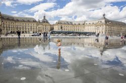 Il cielo si riflette su Place de la Bourse e il suo "Miroir d'eau" a Bordeaux - © Cloud Mine Amsterdam / Shutterstock.com