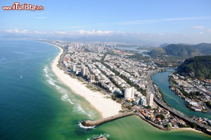 Immagine l molo di Quebra mar e la spiaggia di Barra da Tijuca beach ad ovest del centro di Rio de Janeiro - © A.RICARDO / Shutterstock.com
