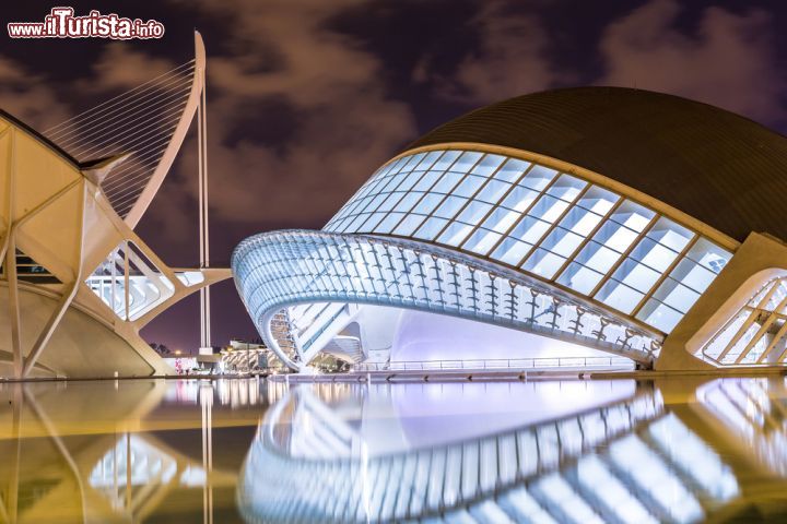 Immagine Valencia, Spagna: una suggestiva foto serale della Città delle Arti e delle Scienze illuminata che si riflette sull'acquadi una delle vasche esterne - foto © S-F / Shutterstock.com