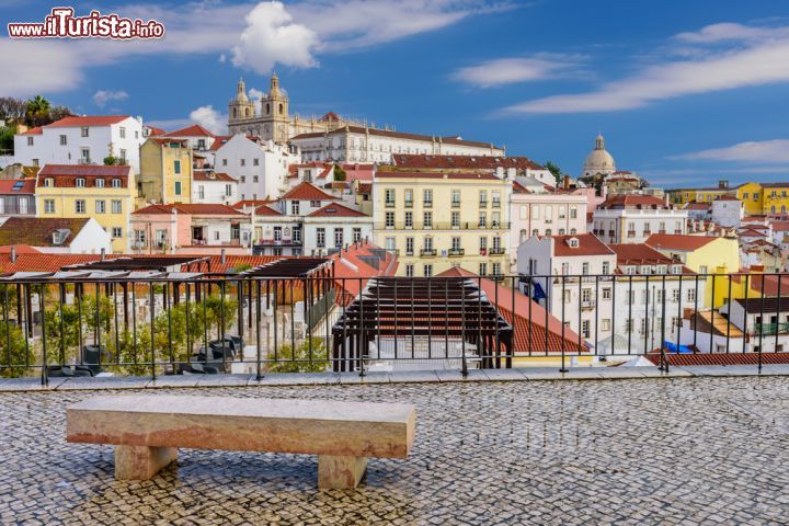 Immagine Il quartiere Alfama, nel centro storico di Lisbona è il più antico della città, anche se subi notevoli danni nel famoso e tragico terremoto del 1755