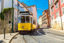 Uno dei tram pittoreschi del quartiere Alfama a Lisbona