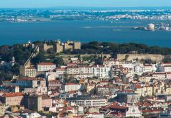 Vista aerea del centro di Lisbona e del quartiere di Alfama, il più antico della capitale del Portogallo