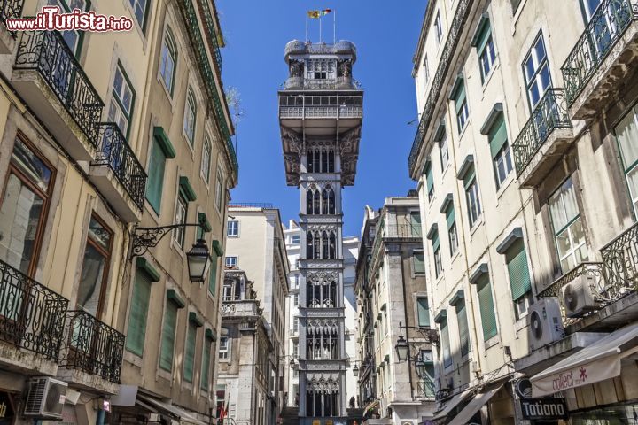 Immagine Il monumentale Elevador de Santa Justa si trova in centro a Lisbona - © StockPhotosArt / Shutterstock.com
