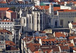 Foto panoramica di Lisbona: l'Elevador de Santa Justa si vede sulla sinistra