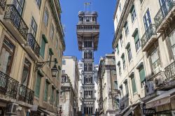 Il monumentale Elevador de Santa Justa si trova in centro a Lisbona - © StockPhotosArt / Shutterstock.com 