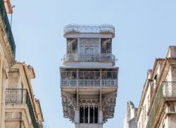 Un particolare della torre dell Elevador de Santa Justa a Lisbona