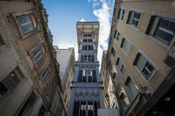 Uno scorcio tipico di Lisbona: l'Elevador de Santa Justa è uno dei monumenti del centro. Colpisce per la sua eleganza ed è un ottimo strumento per visitare la città ...