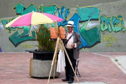 Un pittore all'opera lungo le strade del quartiere Usaquen a Bogotà - © Ivan_Sabo / Shutterstock.com 