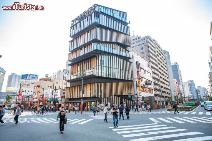 Immagine Edificio particolare nel quartiere di Asakusa a Tokyo. Questo distretto mantiene una duplice valenza, antica e moderna - © roroto12p / Shutterstock.com