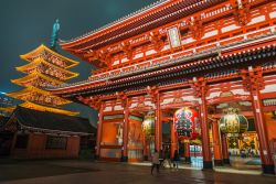 La porta di Hozomon si trova nel nel tempio Sensoji una delle attrazioni del distretto di Asakusa, Tokyo - © Jeerawut Rityakul / Shutterstock.com 