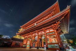 La porta Kaminarimon è uno dei riferimenti architettonici del quartiere Asakusa di Tokyo