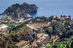 Vista dall'alto del Teatro Antico di Taormina in Sicilia. La sua posizione è magnifica, incastonato tra le rocce con vista panoramica sulla costa siciliana