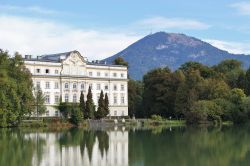 La facciata di Schloss Leopoldskron e più indietro i rilievi delle alpi del salisburghese, in Austria