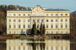 L'imponente facciata del palazzo di Schloss Leopoldskron, uno degli hotel più famosi di Salisburgo