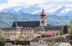 Il profilo della chiesa dei Benedettini, l'Abbazzia di Nonnberg a Salisburgo, in Austria