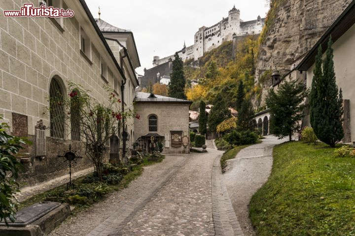 Immagine La visita al Petersfriedhof il particolare cimitero di Salisburgo, si trova appena sotto la fortezza Hohensalzburg