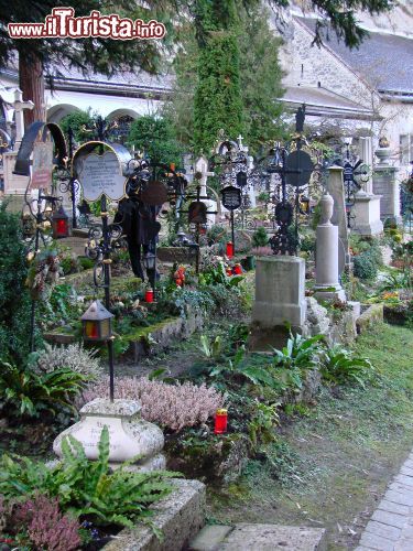 Immagine Le tombe ben curate del caratteristico cimitero di San pietro a Salisburgo