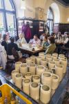 Visitatori seduti ai tavoli di una delle 4 sale della birreria Augustiner di Salisbugo - © Anibal Trejo / Shutterstock.com 
